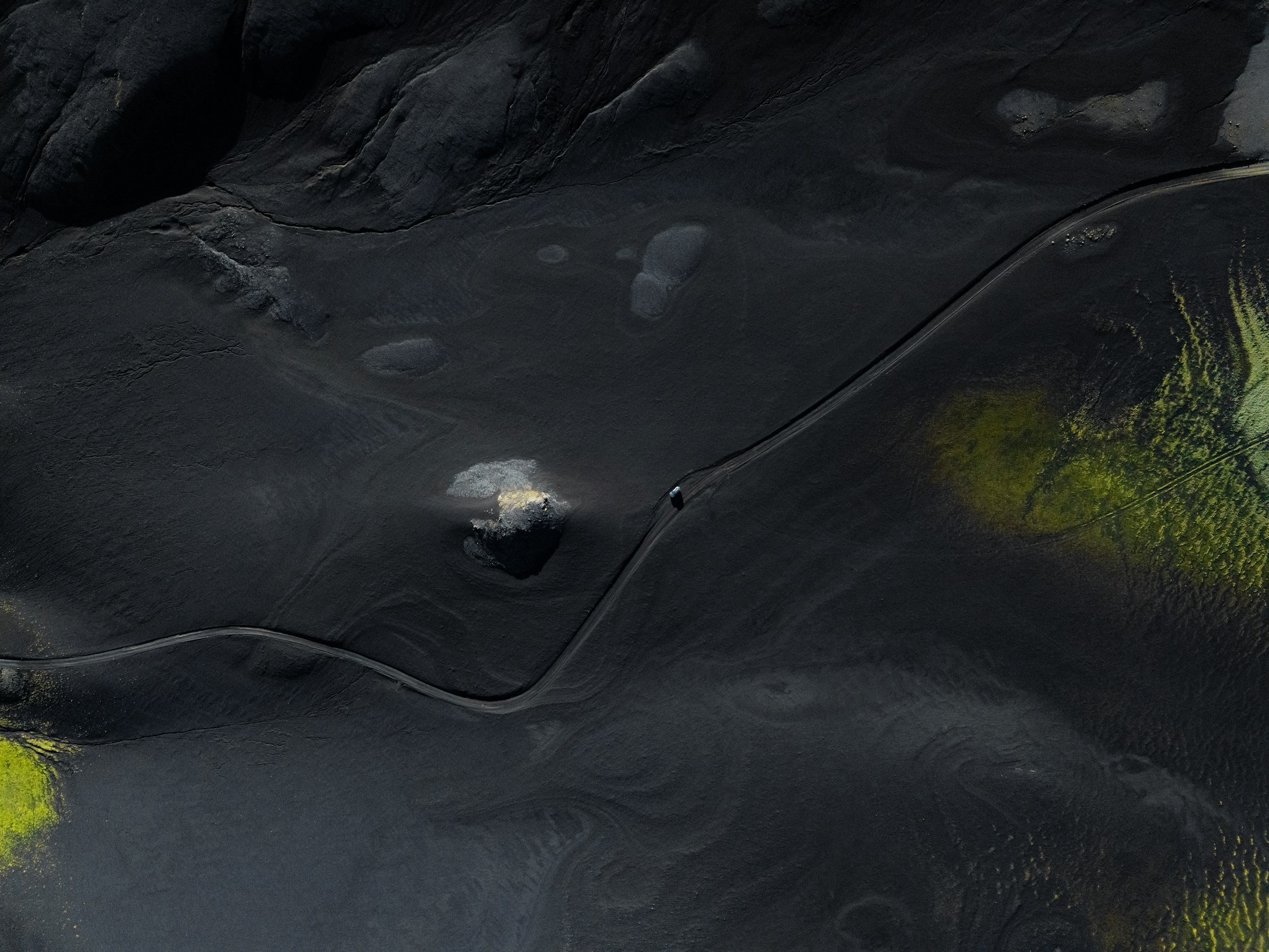 A quiet landscape at the edge of the water